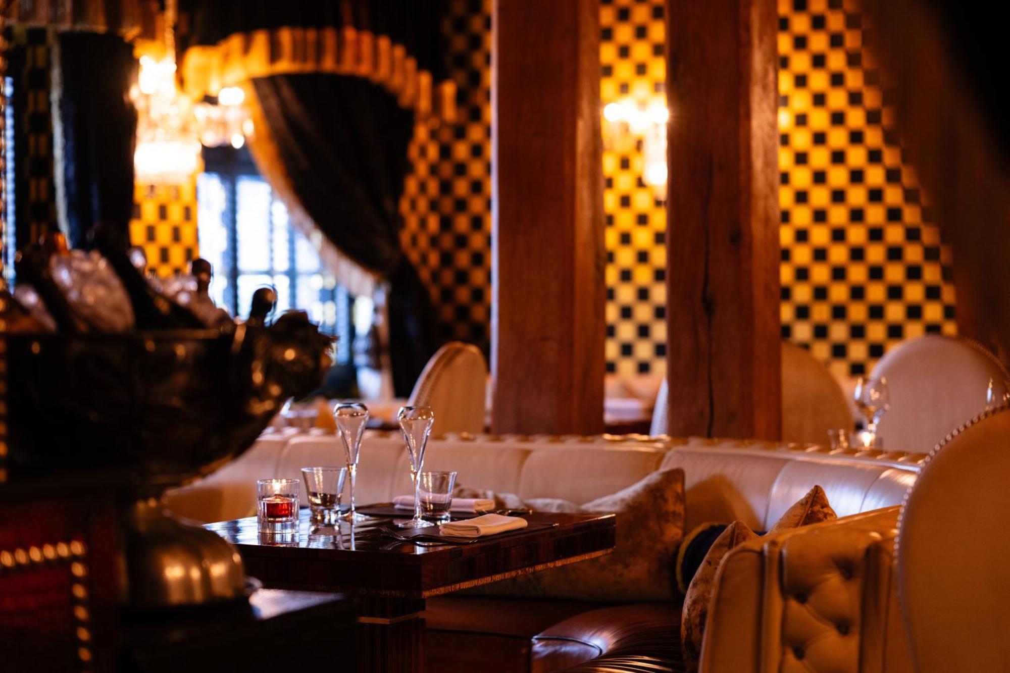 เครซีแบร์ โฮเต็ล เบคอนฟิลด์ Hotel บีคอนส์ฟิลด์ ภายนอก รูปภาพ Interior of the restaurant