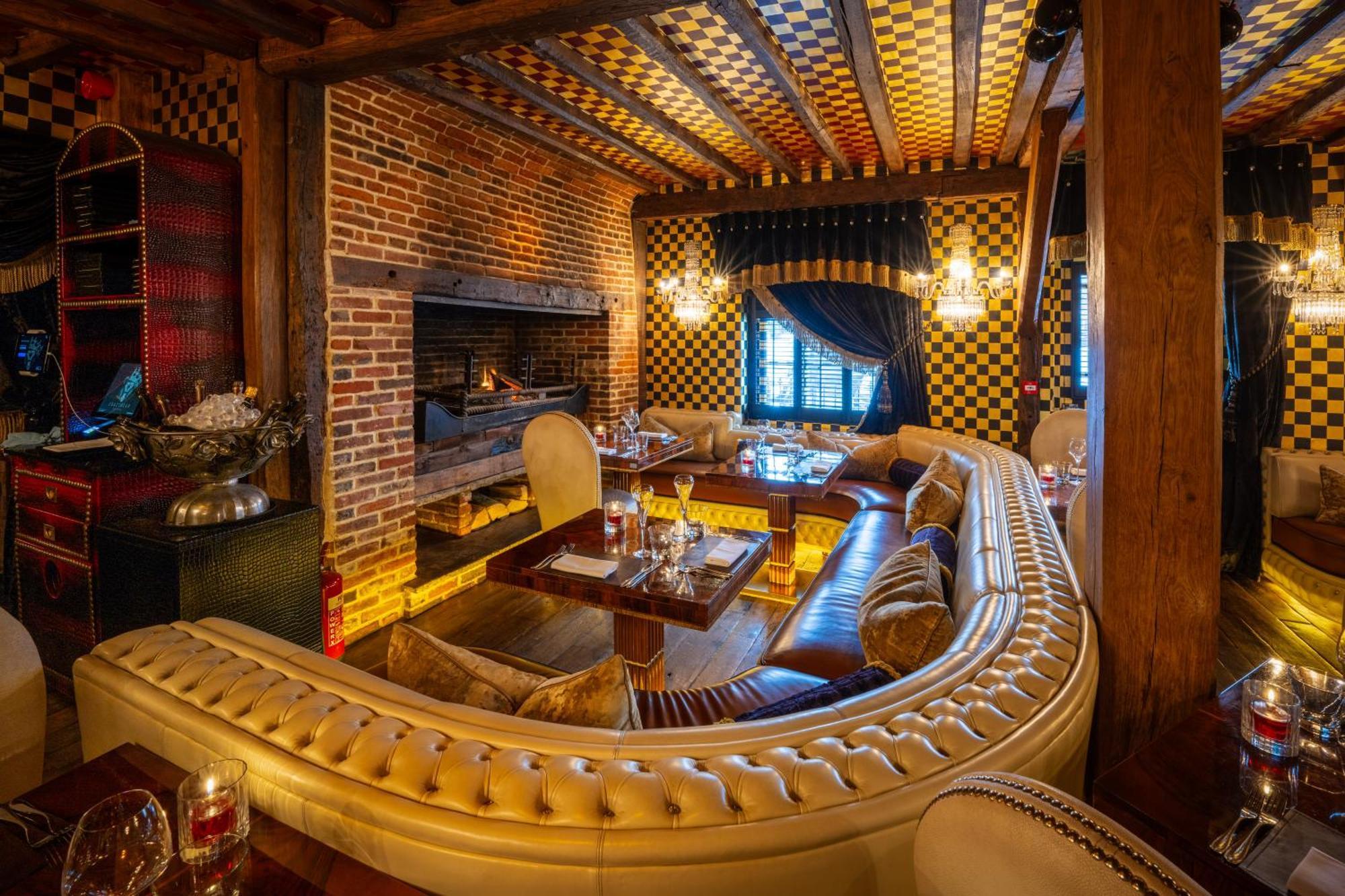เครซีแบร์ โฮเต็ล เบคอนฟิลด์ Hotel บีคอนส์ฟิลด์ ภายนอก รูปภาพ Interior of the restaurant