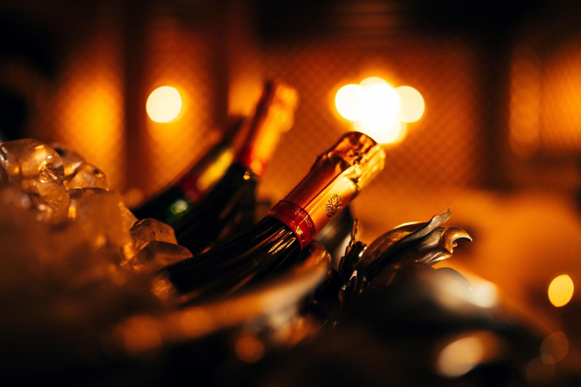เครซีแบร์ โฮเต็ล เบคอนฟิลด์ Hotel บีคอนส์ฟิลด์ ภายนอก รูปภาพ Champagne bottles in a cooler