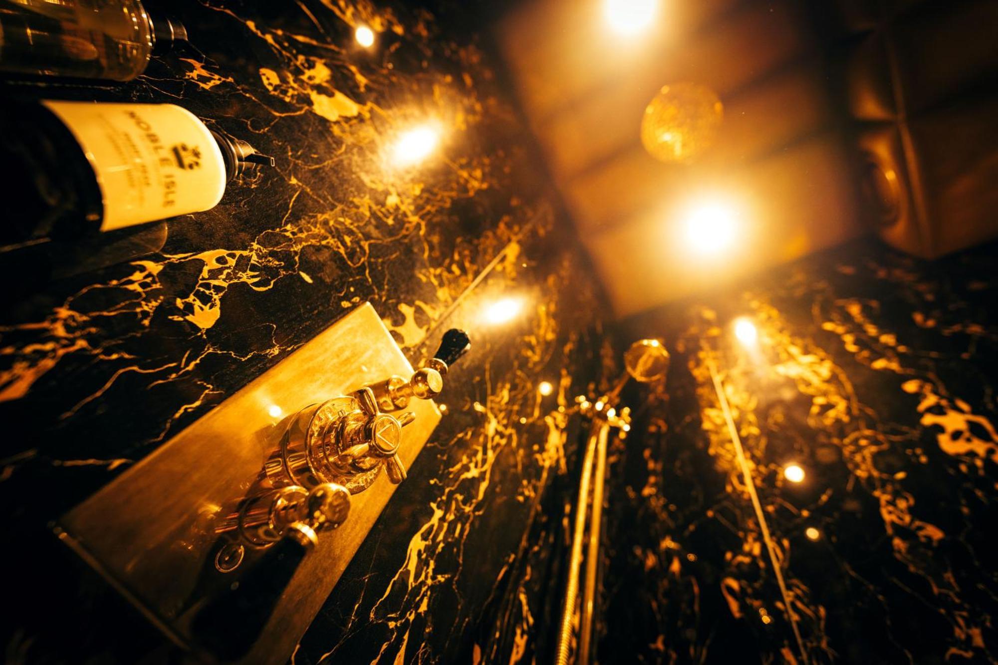 เครซีแบร์ โฮเต็ล เบคอนฟิลด์ Hotel บีคอนส์ฟิลด์ ภายนอก รูปภาพ The interior of the church