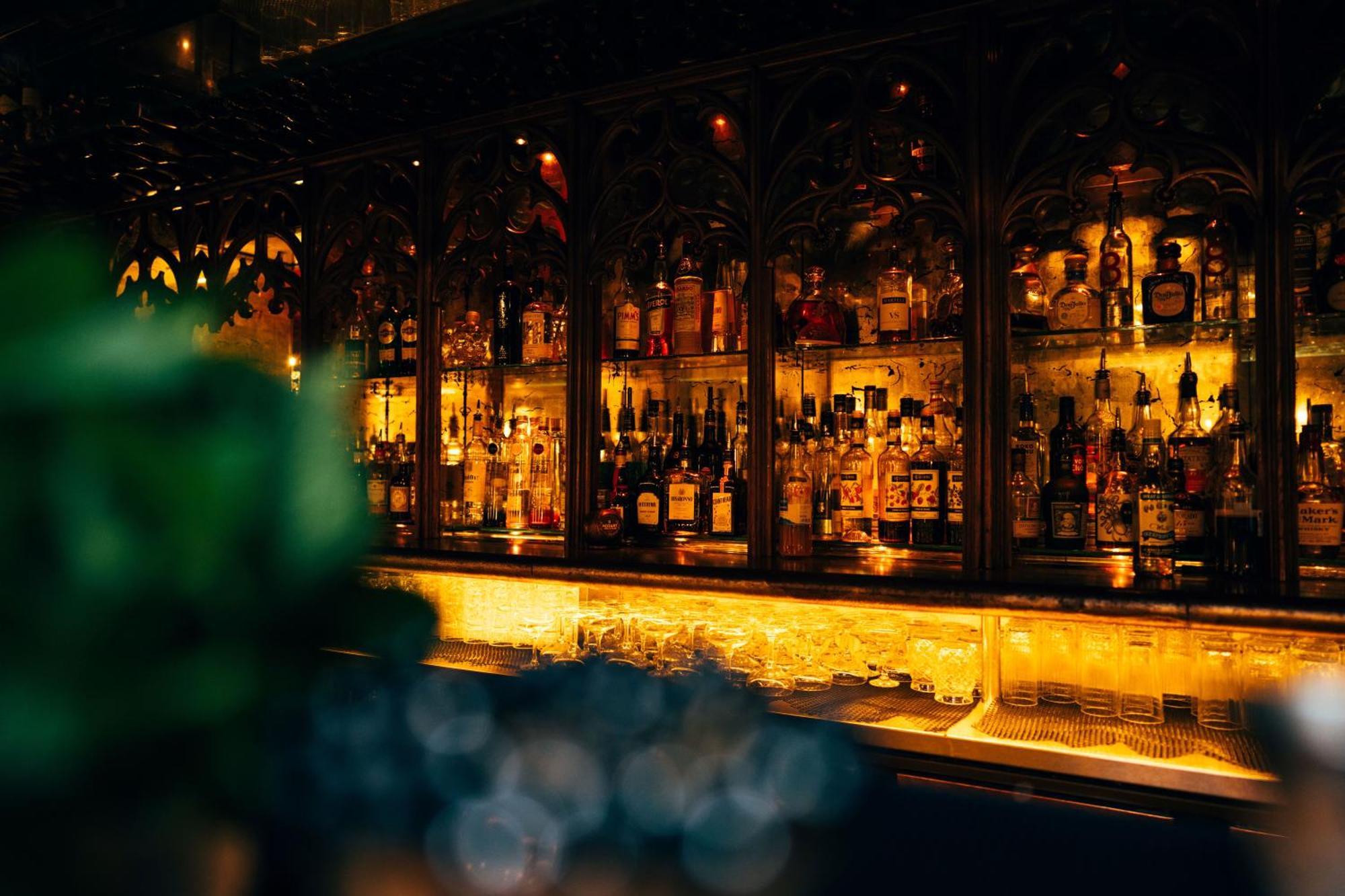 เครซีแบร์ โฮเต็ล เบคอนฟิลด์ Hotel บีคอนส์ฟิลด์ ภายนอก รูปภาพ The bar at the 21 Club