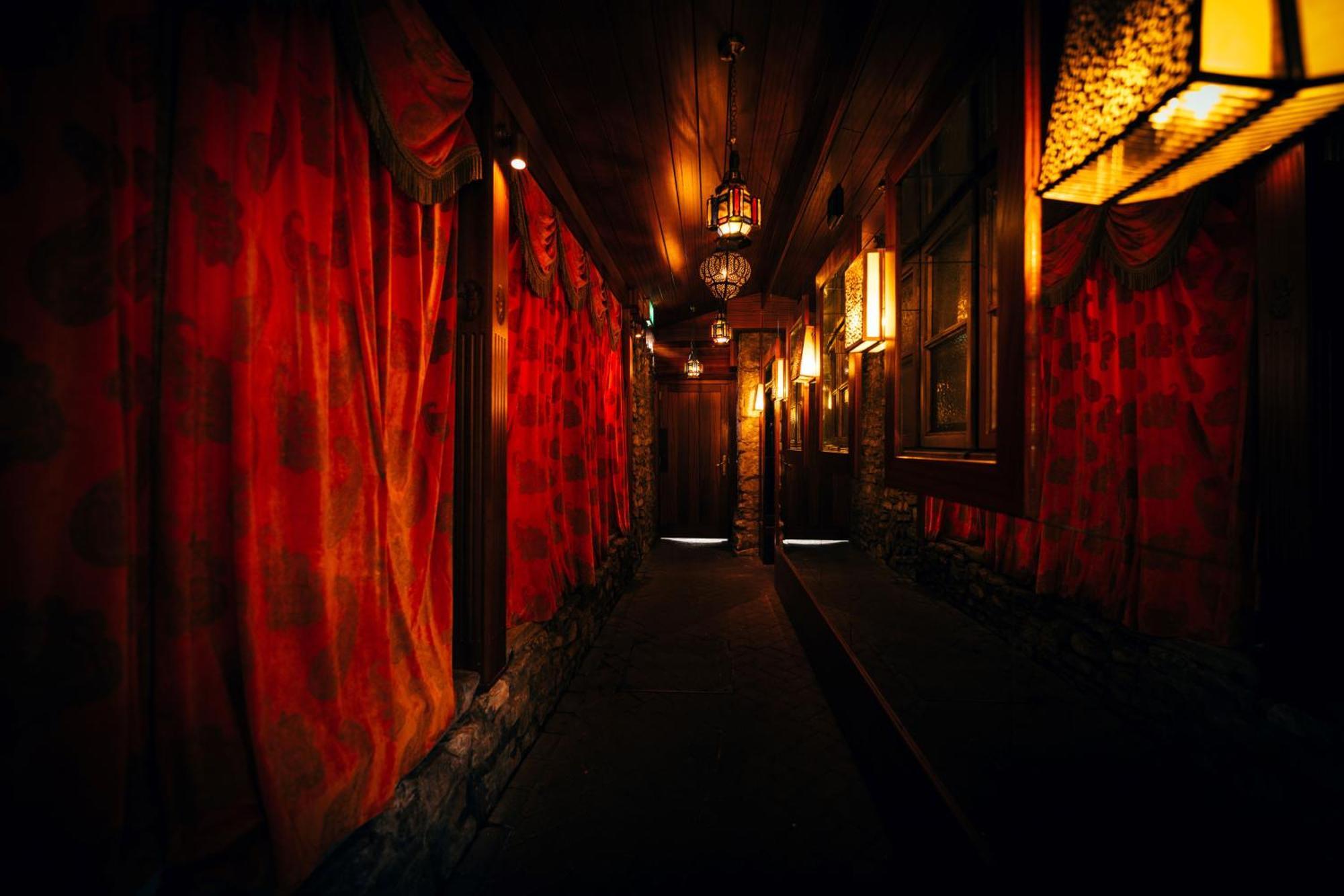 เครซีแบร์ โฮเต็ล เบคอนฟิลด์ Hotel บีคอนส์ฟิลด์ ภายนอก รูปภาพ The interior of a traditional Japanese bathhouse