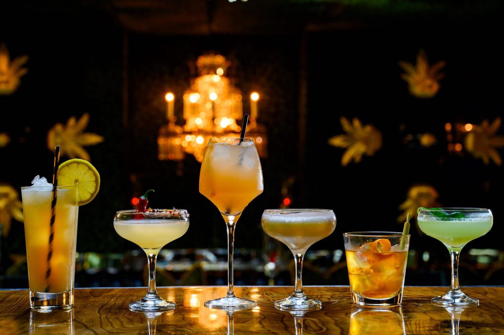 เครซีแบร์ โฮเต็ล เบคอนฟิลด์ Hotel บีคอนส์ฟิลด์ ภายนอก รูปภาพ Cocktails at the bar