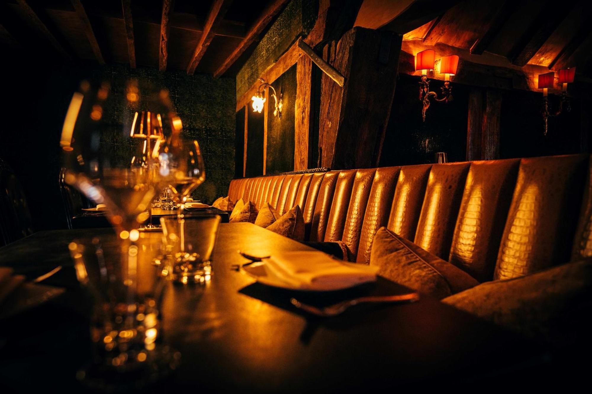 เครซีแบร์ โฮเต็ล เบคอนฟิลด์ Hotel บีคอนส์ฟิลด์ ภายนอก รูปภาพ The interior of the restaurant