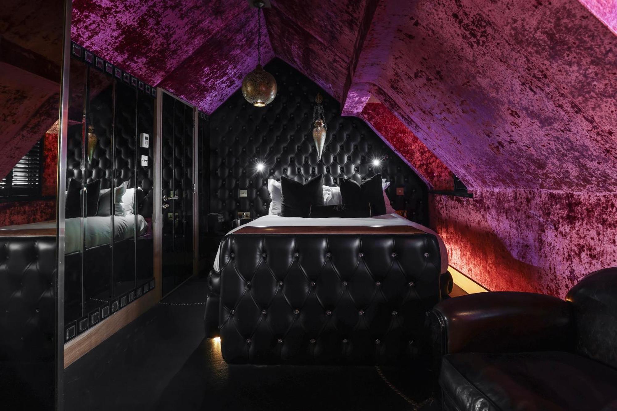 เครซีแบร์ โฮเต็ล เบคอนฟิลด์ Hotel บีคอนส์ฟิลด์ ภายนอก รูปภาพ