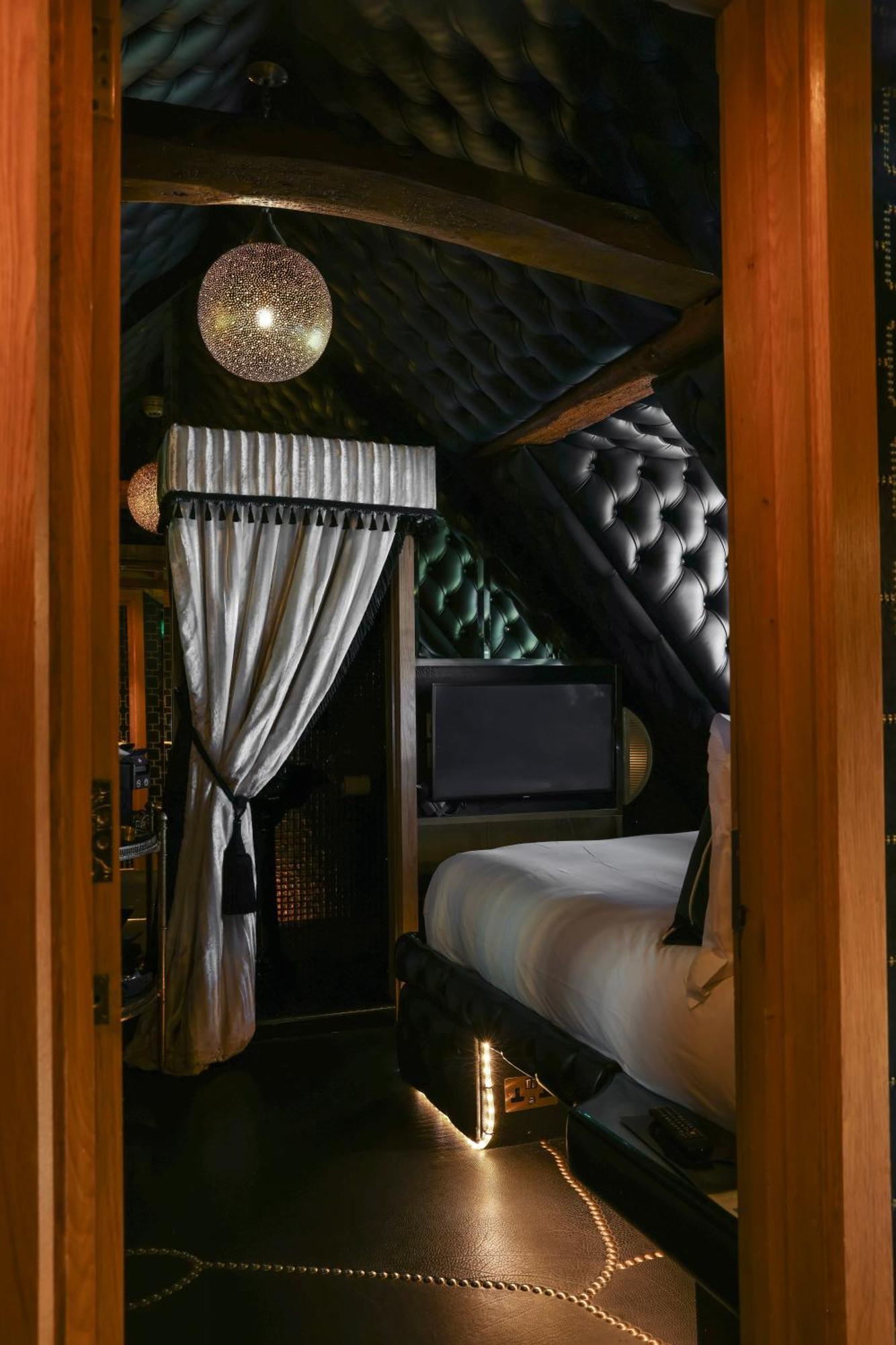 เครซีแบร์ โฮเต็ล เบคอนฟิลด์ Hotel บีคอนส์ฟิลด์ ภายนอก รูปภาพ