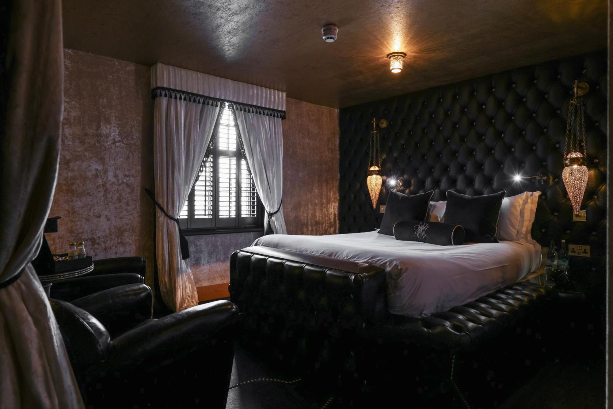 เครซีแบร์ โฮเต็ล เบคอนฟิลด์ Hotel บีคอนส์ฟิลด์ ภายนอก รูปภาพ