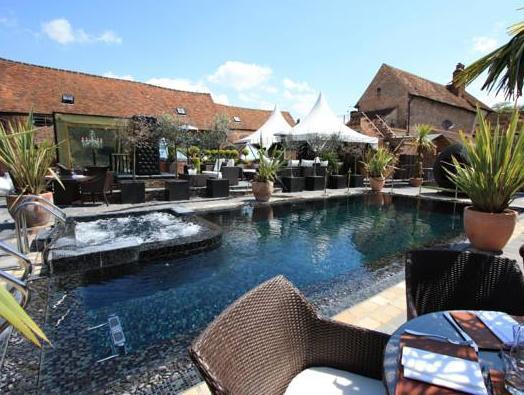เครซีแบร์ โฮเต็ล เบคอนฟิลด์ Hotel บีคอนส์ฟิลด์ ภายนอก รูปภาพ The pool at The Old Mill